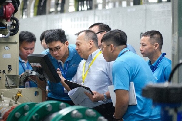 Uptime Institute experts verify the standards of Tan Thuan Data Center.
Photo source: CMC Telecom.