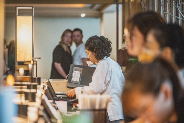 During the earthquake rescue operations, the lobby remained bustling with activity as staff steadfastly held their positions, diligently providing necessary assistance and services.