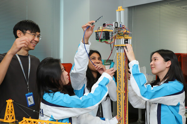 Guided by senior researchers, interns participated in Smart City projects, creating testing models for crane safety technology