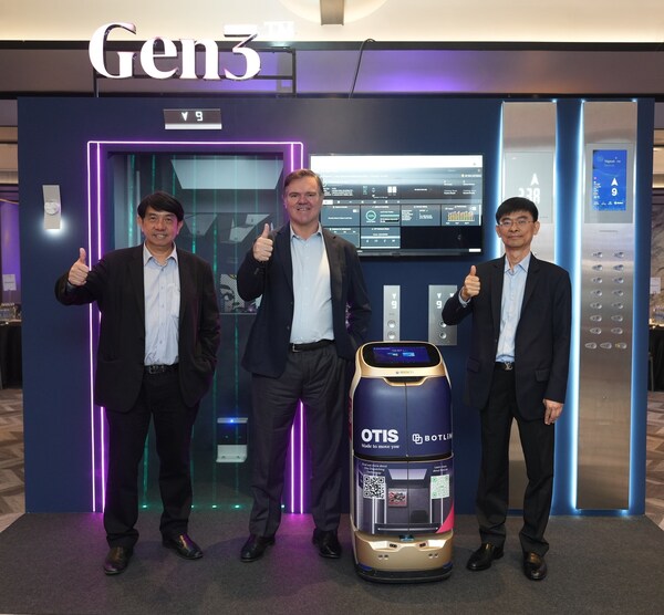 โอทิส เปิดตัวลิฟต์ Gen3™ ภายในหัวข้อ “แพลตฟอร์มเพื่อความเป็นไปได้” ในกรุงเทพฯ ภาพจากซ้ายไปขวา วรพันธ์ เขมะสิงคิ กรรมการผู้จัดการ โอทิส ประเทศไทย  มร.แกรนท์ มูนี่ กรรมการผู้จัดการ โอทิส ภาคพื้นเอเชียแปซิฟิก และ บุญเลิศ โฮมาพันธ์ ผู้จัดการฝ่ายขายอาวุโส โอทิส ประเทศไทย