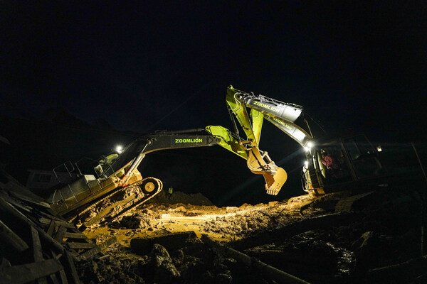 Zoomlion's support team works through the night to assist with landslide disaster relief efforts in Zixing City, Hunan Province, China