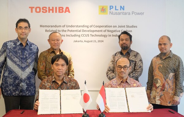 Rachmanoe Indart, Director of Coal Power Plant Operations of PLN Nusantara Power  (Center right), Takehiko Matsushita, Vice President of the Power Systems Division at Toshiba Energy Systems & Solutions Corporation  (Center left)