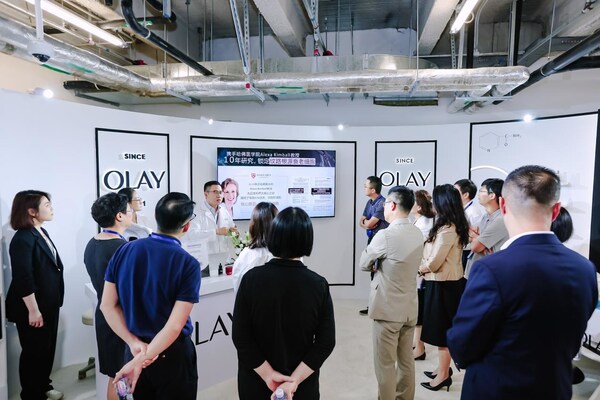 圖為 OLAY 研發(fā)人員講解新品淡紋黑管精華從根源淡化 6 大紋路