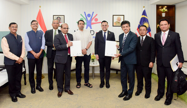 MoU Exchange between TalentCorp represented by Thomas Mathew (TalentCorp GCEO) and NSDC International represented by Ved Mani Tiwari (NSDC International MD & CEO) witnessed by YB Steven Sim Chee Keong, Minister of KESUMA together India’s Minister of Skill Development and Entrepreneurship, YB Jayant Chaudhary Accompanied by senior officials from India MSDE and KESUMA.