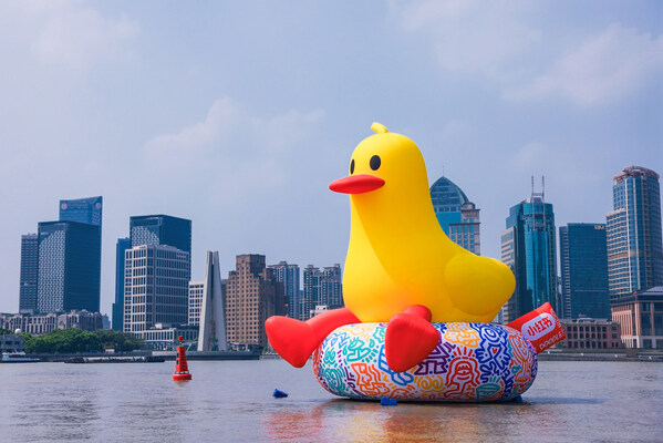 On August 23rd, the mascot of the Xiaohongshu Street Life Festival, 'Duck on the Street,' made its debut along the Huangpu River. The 20-meter-tall giant installation attracted numerous tourists eager to take photos, marking the official start of the second Xiaohongshu Street Life Festival. (PRNewsfoto/Xiaohongshu)