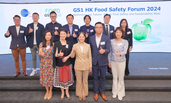 (Front row lady in black dress, from left to right) Ms. Anna Lin, Chief Executive of GS1 HK; Ms. Diane Wong, Under Secretary for Environment and Ecology of the HKSAR Government; Mr. Keith Wu, Chairman of GS1 HK’s Food and Beverage Industry Advisory Board; Ms. Betty Leung, GS1 HK Director of the Board and Vice-chairman of the GS1 HK Food and Beverage Industry Advisory Board, kick-started the GS1 HK Food Safety Forum 2024 with other distinguished guests.