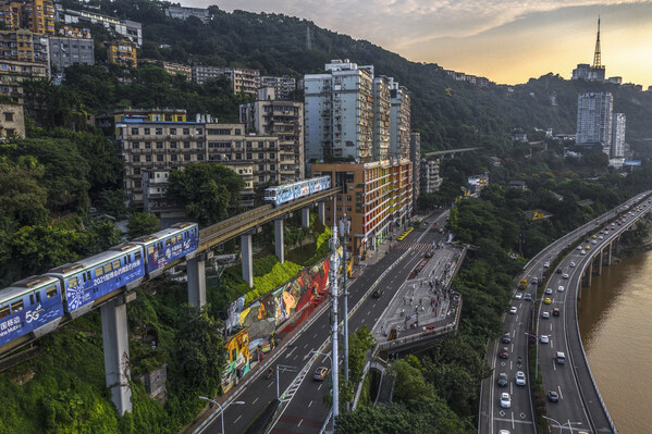 The monorail train passing through residential buildings is a hot spot in Chongqing. (Photo/cqnews.net)