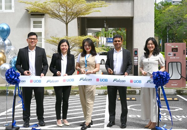 From left to right: Denis Koay, Senior Vice President of Sales OpenSys (M) Berhad, Wong Siew Pooi, COO of OpenSys (M) Berhad, Lee Ai Pin, Branch Manager of Jalan Kelawei UOB Malaysia, Luke Sebastian, CEO of OpenSys Technologies Sdn Bhd, Tan Yang Cheng, Branch Manager of Lebuh Bishop UOB Malaysia