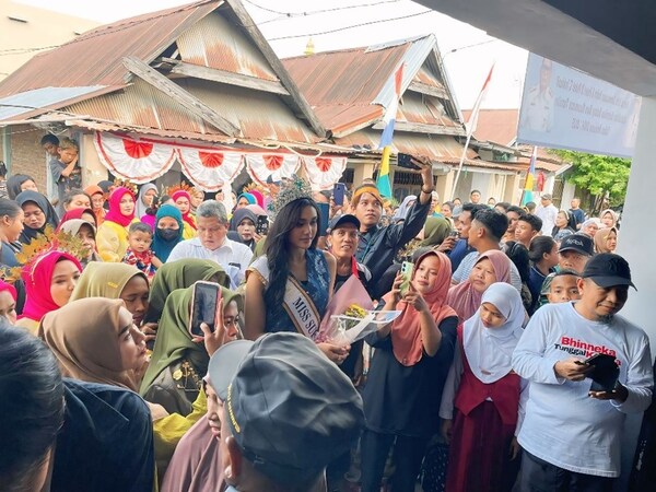 Residents of Jongaya Leprosy Settlement and PerMaTa members gave Miss Haifa an enthusiastic welcome.