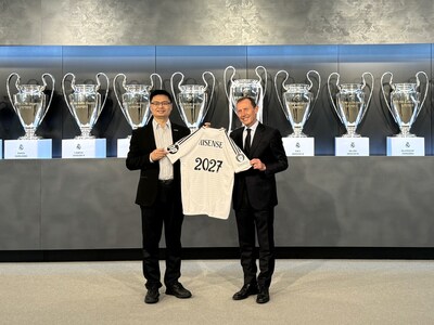 Jerry Liu and Emilio Butragueño during the signing ceremony of Hisense's 3-year sponsorship of Real Madrid