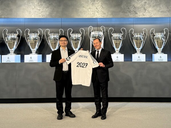 Jerry Liu and Emilio Butragueño during the signing ceremony of Hisense