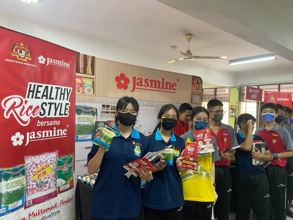 Murid-murid dari SMK Sinar Bintang menghadiri sesi Healthy RiceStyle bersama Jasmine