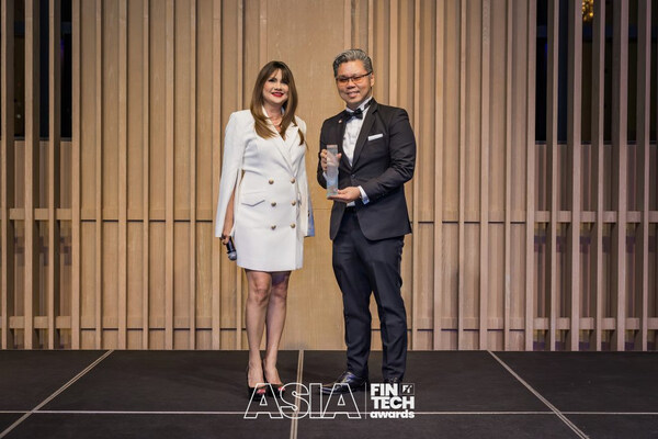 Mr Gavin Chia, CEO, Moomoo Singapore, receiving the  Investment Tech of the Year award at the 2024 Asia Fintech Awards