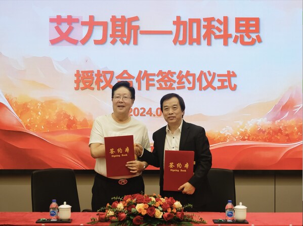 Dr. Yinxiang Wang (right) and Mr. Jinxiang Du (left) at signing ceremony.