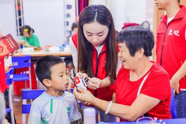 大家保險志愿者協(xié)助長者制作手工花