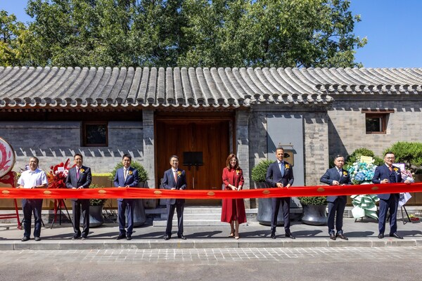 北京天街集團有限公司代表與文華東方酒店集團代表一同為前門文華東方酒店開業剪彩