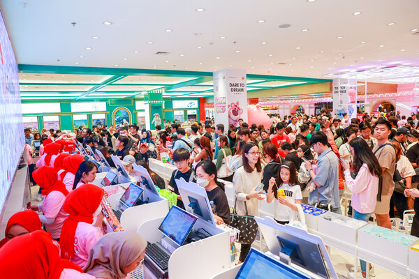 Eager shoppers lining up to get a glimpse of the new store (PRNewsfoto/MINISO)