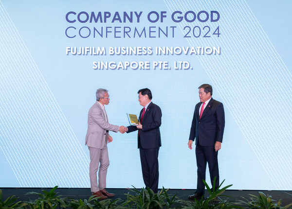 Mr. Koh Ching Hong, Managing Director of FUJIFILM Business Innovation Singapore, receiving the Champion of Good recognition from Deputy Prime Minister Mr. Heng Swee Keat.