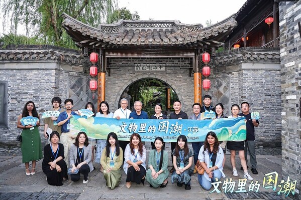 Guests pose for a group photo on Aug 30, 2024. [Photo provided to chinadaily.com.cn]