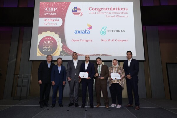 (Left to Right) Robert Tai, Malaysian Industry-Government Group for High Technology (MIGHT), YBhg. Datuk Dr. Mohd Yusoff Sulaiman, Malaysia Rail Industry Corporation (MARIC), Suresh Sankaran Srinivasan, Axiata Group, Abid Adam, Axiata Group, Ir Zohairen Muhamad Sori, PETRONAS, YBhg. Datin Habsah Nordin, PETRONAS and Irza Suprapto, CFA, AIBP