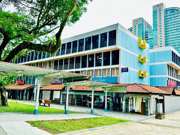 FOR SALE BY EXPRESSION OF INTEREST  A RARE CORNER TWO-STOREY HDB SHOPHOUSE WITH PROMINENT MAIN ROAD FRONTAGE AT TOA PAYOH CENTRAL