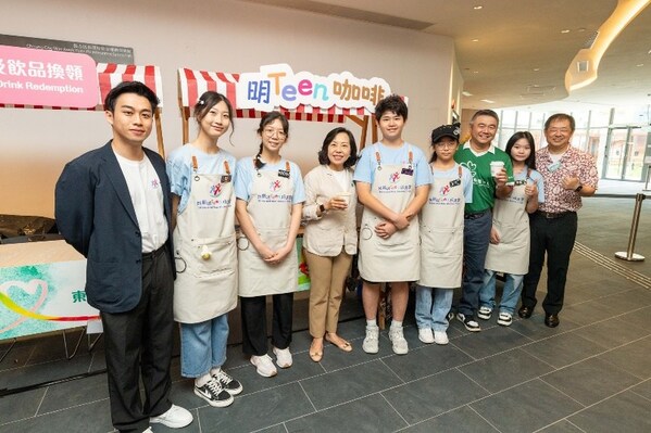 香港特別行政區(qū)政府民政及青年事務局局長麥美娟女士與恒隆地產(chǎn)行政總裁盧韋柏先生品嘗由“共創(chuàng)明‘Teen’校友會”學員現(xiàn)場制作的手沖咖啡，鼓勵青少年發(fā)掘一技之長