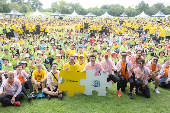 Group photo of Maybank Singapore Country CEO, Mr Alvin Lee and local film-maker Mr Jack Neo, with Maybank employees and participants from Jack Neo’s Pa Zao community group, at Gardens by the Bay