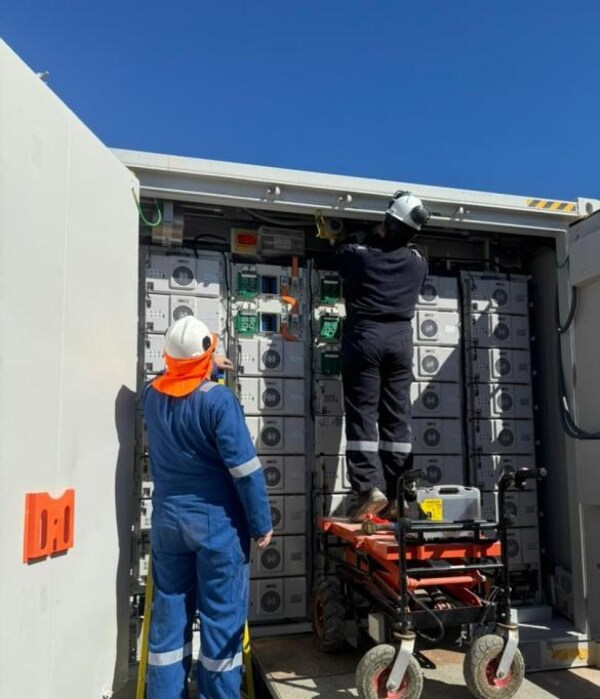 CLOU and Ingenova Technicians at Innergex site BESS units