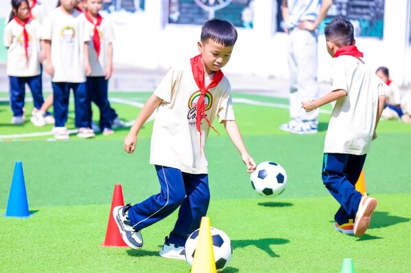 孩子們在運動場上揮灑汗水，競技比賽