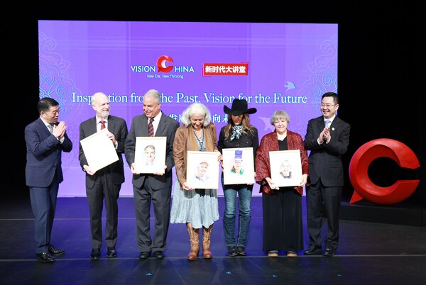 Qu Yingpu (right), publisher and editor-in-chief of China Daily; Hu Wei (left), president and CEO of Bank of China USA, and guest speakers holding their souvenir portraits pose for a photo at the Vision China event in New York on Thursday. FENG YONGBIN / CHINA DAILY (PRNewsfoto/China Daily)