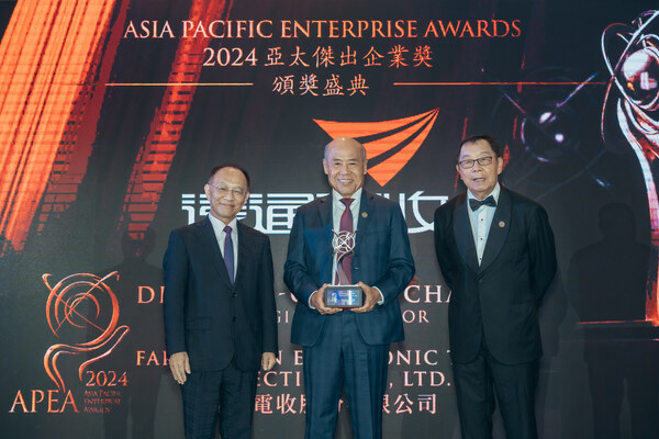 Dr. YC Chang Recieved Master Entrepreneur Award from Dr. Fong Chan Onn, Chairman of Enterprise Asia and Dr. Niven Huang, Managing Director of KPMG Sustainability Consulting Company Limited of KPMG in Taiwan