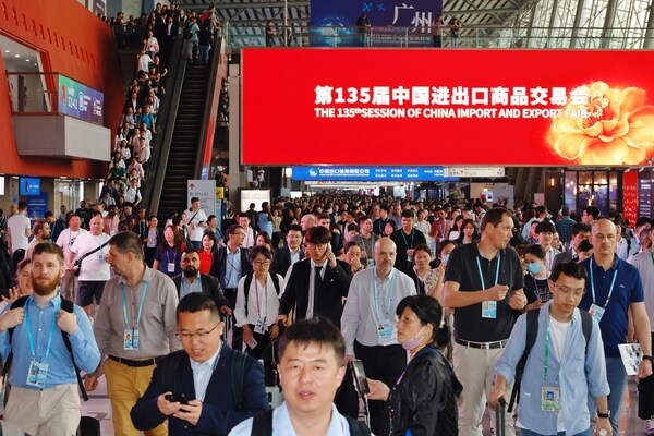 Participants take part in the 135th Canton Fair (Photo taken by Zhang Zhitao and Li Zhanjun from Southern Metropolis Daily)