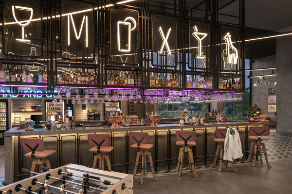 Moxy Bengaluru Airport Prestige Tech Cloud - Bar Moxy Lobby