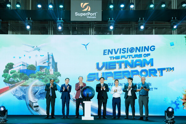 From left to right: H.E. Mr. Jaya Ratnam, Singapore’s Ambassador to Vietnam; Dr. Yap Kwong Weng, CEO of Vietnam SuperPort™; Dr. Robert Yap, Executive Chairman of YCH Group; Dr. Tran Duy Dong, Chairman of Vinh Phuc Provincial People’s Committee; Mr. Nguyen Ngoc Nghi, Board Member and Deputy General Director, T&T Group; Mr. Ryan Yap, Head of CLMV and Head of Growth, YCH Group; Mr. Oudet Souvannavong, Chairman of the ASEAN BAC (PRNewsfoto/YCH Group)