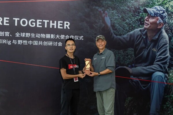 SmallRig Founder and CEO Zhou Yang Presents Certificate and Commemorative Medal to Xi Zhinong