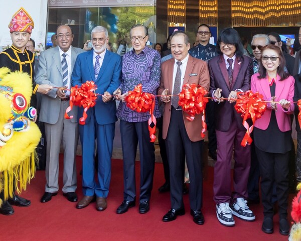 Prof. Dato' Sri Dr. Mike Chan (second from right) at the ribbon cutting ceremony of the new European Wellness Premier Center along with YAB Datuk Seri Panglima Haji Hajiji Bin Haji Noor (Middle), YB Datuk Seri Panglima Haji Masidi Manjun (third from left), H.E. Dr. Major General Khalid Abdulla Mubarak Albuainain AlMazrouie (second from left), and Prof. Dato' Sri Dr. Michelle Wong (far right).