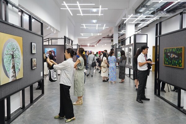 霍利斯畫廊首展揭幕