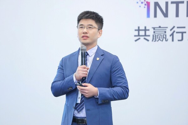 Arthur Wang, President of Data Center Network Domain, Huawei Data Communication Product Line, delivering a keynote speech