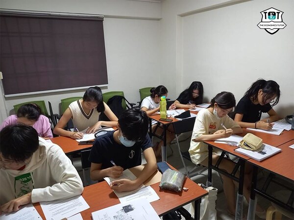 A group of students in the economics tuition class