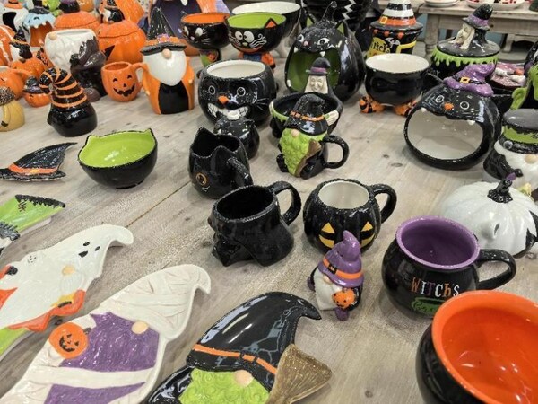 Photo shows the Halloween-themed craft ceramics displayed in the exhibition hall of Quanzhou Kaideli Ceramics Co., Ltd. (Provided by Li Hao)