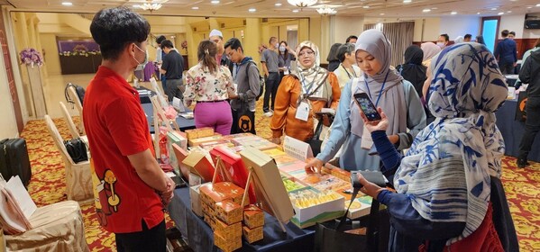 Taiwan certified Muslim-friendly souvenir shop introduces their products to Muslim agents