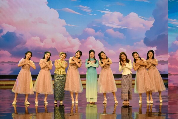 Photo shows Chinese and foreign youth sing together at the 4th Transnational Mid-Autumn Festival Gala held in Nanning, south China's Guangxi Zhuang Autonomous Region, on September 13, 2024. (Pan Hao)