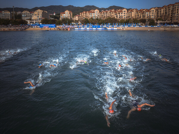 運動員們在海里劈波斬浪