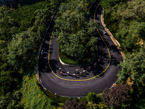 自行車在環(huán)海路上穿梭