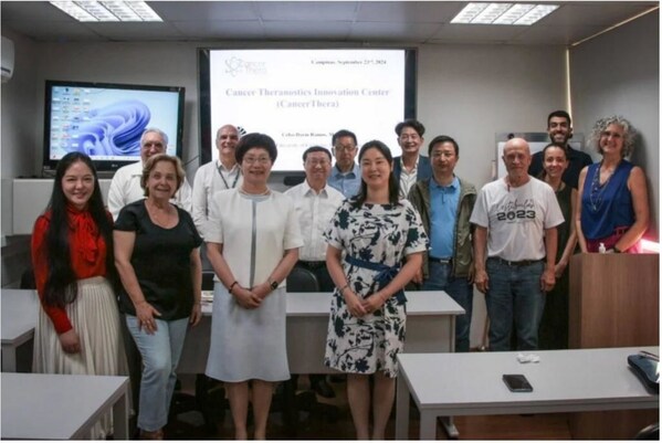 From left to right: in the foreground, Claudia Wu (Shamano Group), Camen S. P. Lima (CancerThera), Jie Jin (Zheijang University), and Hao Mu (Hospital of the Institute of Hematology and Blood Disorders); on the medium level, Lugui Qiu (Peking Union Medical School), Wang Wei (Shamano Group), Francisco Pessine (Institute of Chemistry/Unicamp); in the third plan, Carmino A. de Souza (CancerThera), Celso D. Ramos (CancerThera), Yongke Zhang (IASO BioTherapeutics), Li Li Min (Faculty of Medical Sciences/Unicamp), Maria Carolina S. Mendes (CancerThera), Bruno D. Benites (Hemocentro/Unicamp) and Elvira Correa (CancerThera). (Source of photo: Official website of CEPID CancerThera)