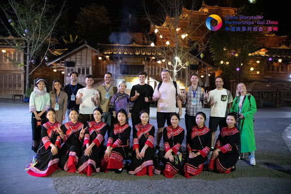 Foreign media guests in a group photo with the Bouyei people in Xingyi city, located in the Qianxinan Bouyei and Miao autonomous prefecture of Southwest China's Guizhou province on Tuesday. [Photo/chinadaily.com.cn]