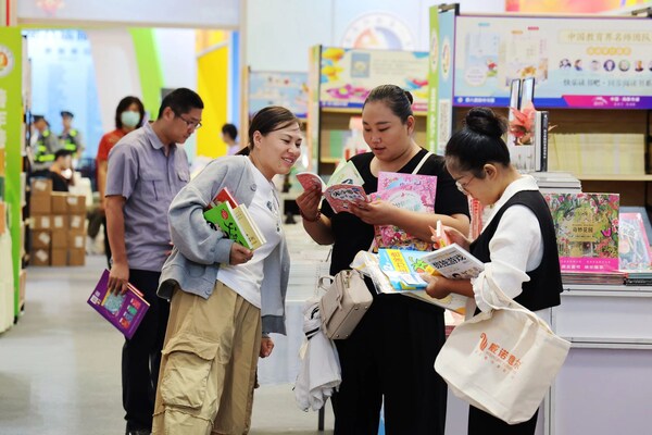 Photo shows that the public participated in the 8th Tengzhou Book Fair opened on September 29 in Tengzhou City of east China's Shandong Province. (Photo provided by Tengzhou)