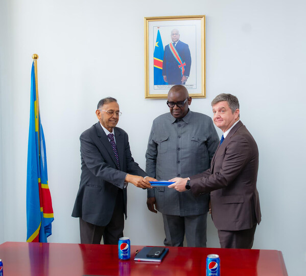 Shankar Iyer, President of Varun Beverages DRC (left), and Chris Barron, Country Head for Rendeavour in DRC (right), formalise the agreement for Varun Beverages to build a USD 50 Million Pepsi Production Facility at Rendeavour’s Kiswishi City Special Economic Zone in DRC. Louis Watum, Minister of Industry and Development of Small and Medium Enterprises (centre).