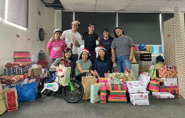 Volunteers from BEAM Space and Joyfull gather around gifts wrapped with love, ready to bring smiles to 1,000 children in Malaysia this Christmas season. (PRNewsfoto/Beam Storage Sdn Bhd)