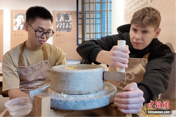 International students amazed by local tradition, culture in visit to Gaoyang (PRNewsfoto/China News Network)